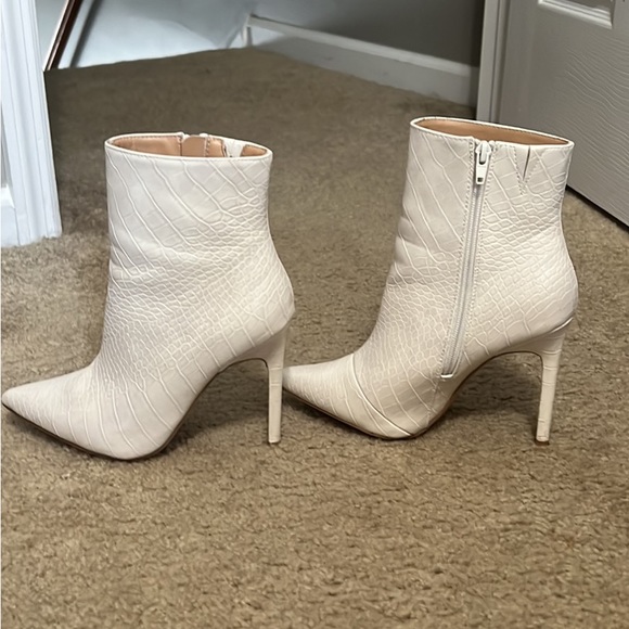 Pointed toe stiletto white snakeskin booties - Picture 4 of 4